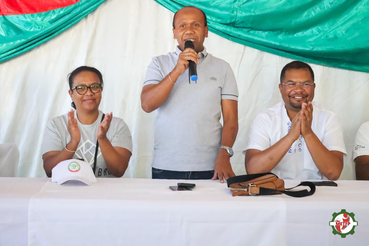 REMISE OFFICIELLE D’ÉQUIPEMENT AU LYCEE TECHNIQUE AMPEFILOHA